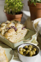 Frisch gebackenes Focaccia-Brot mit Zwiebeln und schwarzem Sesam - ONAF00578