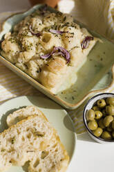 Frisch gebackenes Focaccia-Brot mit Zwiebeln und schwarzem Sesam - ONAF00579