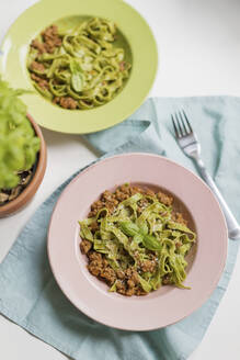 Spinat-Tagliatelle mit Bolognesesauce und Basilikumblättern - ONAF00580