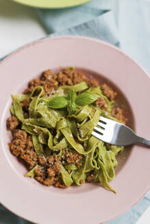 Spinat-Tagliatelle mit Bolognesesauce und Basilikumblättern - ONAF00582