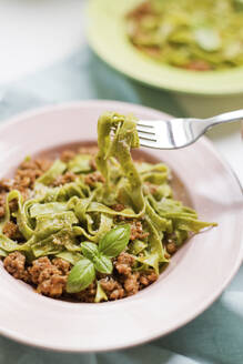 Spinat-Tagliatelle mit Bolognesesauce und Basilikumblättern - ONAF00583