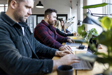 Geschäftsleute arbeiten an einem Laptop im Büro - WPEF07527