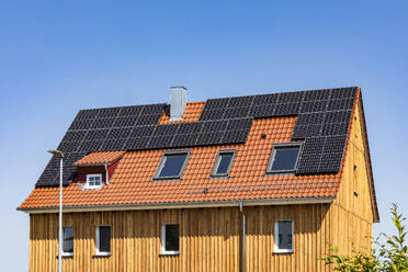 Deutschland, Baden-Württemberg, Weinstadt, Moderne Sonnenkollektoren auf altem renoviertem Haus - WDF07326