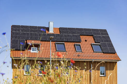 Germany, Baden-Wurttemberg, Weinstadt, Modern solar panels on old renovated house - WDF07327