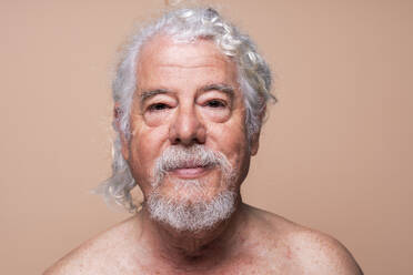 Älterer Mann mit grauem Haar vor beigem Hintergrund - OIPF03152