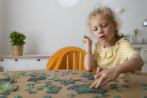 Mädchen löst ein Puzzle zu Hause - SVKF01478