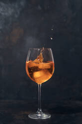 Ein Glas Aperol Spritz mit Eiswürfeln - SBDF04630