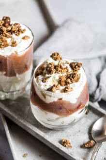 Gläser mit gesundem zuckerfreiem Mascarpone-Dessert mit Joghurt, Rhabarber und Granola - SBDF04632
