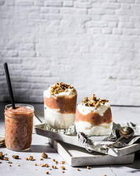 Gläser mit gesundem zuckerfreiem Mascarpone-Dessert mit Joghurt, Rhabarber und Granola - SBDF04634