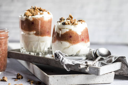 Gläser mit gesundem zuckerfreiem Mascarpone-Dessert mit Joghurt, Rhabarber und Granola - SBDF04635