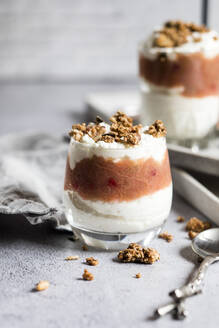 Gläser mit gesundem zuckerfreiem Mascarpone-Dessert mit Joghurt, Rhabarber und Granola - SBDF04636