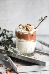 Glas gesundes zuckerfreies Mascarpone-Dessert mit Joghurt, Rhabarber und Granola - SBDF04637