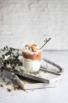 Glas gesundes zuckerfreies Mascarpone-Dessert mit Joghurt, Rhabarber und Granola - SBDF04638