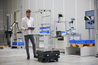 Engineer operating modern mobile robot in industry - RBF09107