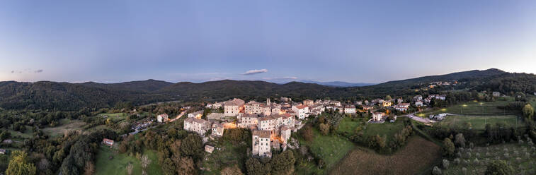 Italien, Toskana, Torniella, Luftpanorama eines Bergdorfes in der Abenddämmerung - AMF09932