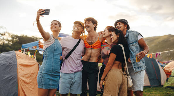 Eine Gruppe junger Freunde feiert ihre Verbundenheit auf einem Sommerfestival, hält Erinnerungen fest und genießt die Atmosphäre. Der bewusste Einsatz von 35-mm-Filmkorn verleiht dem Film einen Hauch von Vintage - JLPPF02205