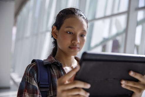 Student using tablet PC at university - IKF00968