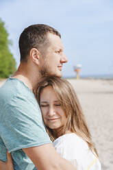 Glückliche Paare umarmen sich am Strand - IHF01469