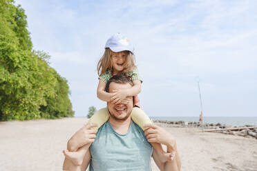 Glücklicher Vater und Tochter haben Spaß am Strand - IHF01476