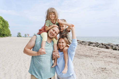 Lächelnde Familie mit Spaß am Strand - IHF01477