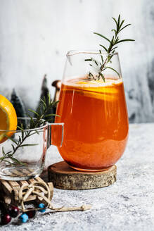 Aperitif mit Orangensaft und Weißwein in der Karaffe - SBDF04649