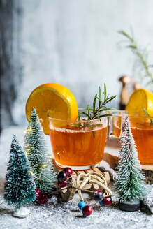 Aperitifbecher mit Weihnachtsbaummodellen auf dem Tisch - SBDF04651