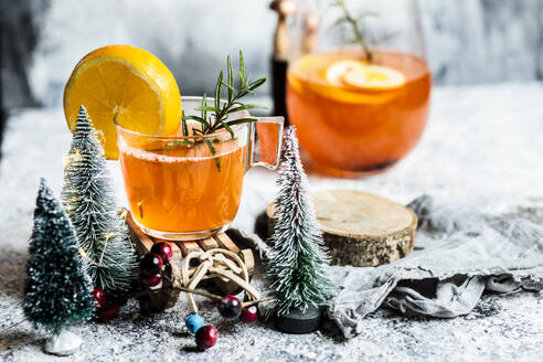 Tassen mit Aperitif und Weihnachtsdekoration auf dem Tisch - SBDF04652