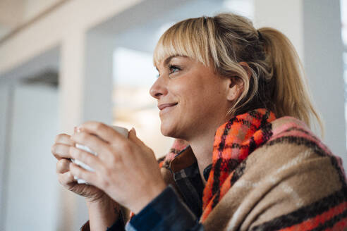 Lächelnde blonde Frau mit Kaffeetasse - JOSEF19920