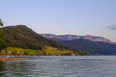 Österreich, Oberösterreich, Weyregg am Attersee, Attersee und umliegendes Dorf in der Abenddämmerung - LBF03817