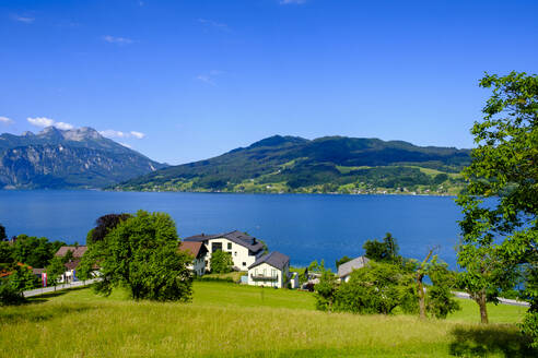 Austria, Upper Austria, Steinbach am Attersee, Village on shore of Attersee lake in summer - LBF03818