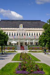 Österreich, Oberösterreich, Bad Ischl, Garten vor dem Kongress- und Theaterhaus - LBF03819