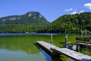 Österreich, Steiermark, Steg am Ufer des Altausseer Sees im Sommer - LBF03830