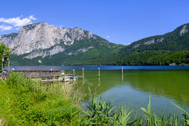 Österreich, Steiermark, Steg am Ufer des Altausseer Sees im Sommer - LBF03831