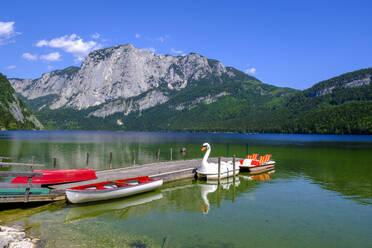 Österreich, Steiermark, Ruderboote am Steg am Ufer des Altausseer Sees im Sommer - LBF03832