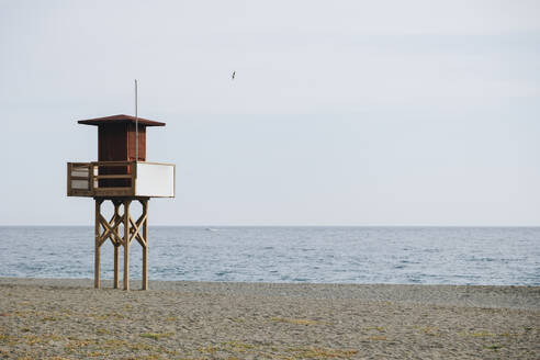 Spanien, Andalusien, Granada, Rettungsschwimmerhütte am leeren Strand - MRRF02606