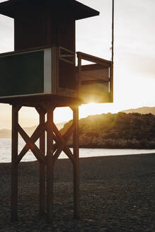 Spanien, Andalusien, Granada, Rettungsschwimmerhütte bei Sonnenuntergang - MRRF02608