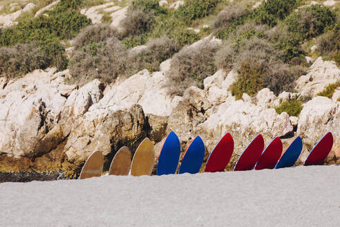 Spanien, Andalusien, Granada, Reihe von am Strand liegenden Surfbrettern - MRRF02609