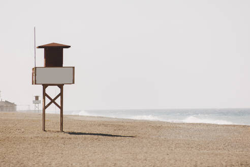 Spanien, Andalusien, Granada, Rettungsschwimmerhütte am leeren Strand - MRRF02610