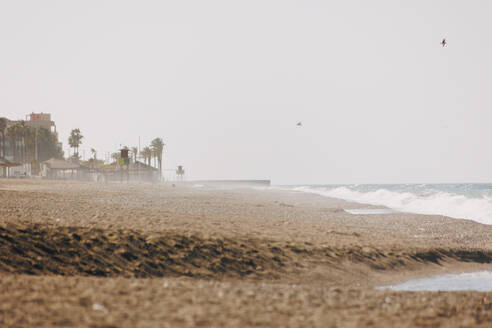 Spanien, Andalusien, Granada, Blick auf leeren Strand - MRRF02611