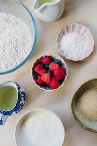 Schale mit frischen Beeren und Zutaten auf dem Tisch - MEUF09135