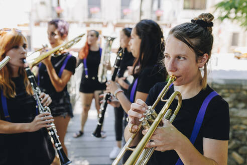 Volksmusikgruppe von Frauen probt mit Musikinstrumenten - MRRF02615