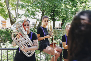 Folkloregruppe von Frauen übt mit Musikinstrumenten - MRRF02624