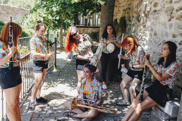 Folkloregruppe der Frauen genießt die gemeinsame Probe - MRRF02629
