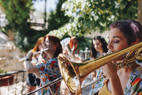 Trompete spielende Frau mit Volksmusikgruppe - MRRF02642