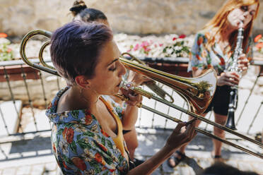 Trompete blasende Frau mit Volksmusikgruppe - MRRF02647