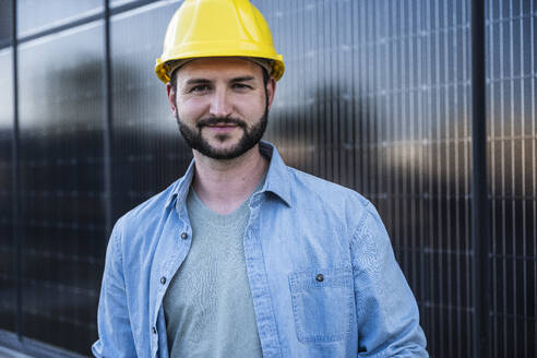 Selbstbewusster Ingenieur mit gelbem Schutzhelm - UUF29386