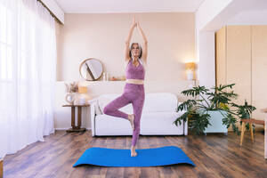 Reife Frau übt Yoga im Wohnzimmer zu Hause - OIPF03375