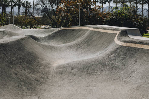 Leere Fahrbahn im Skateboardpark - MRRF02683