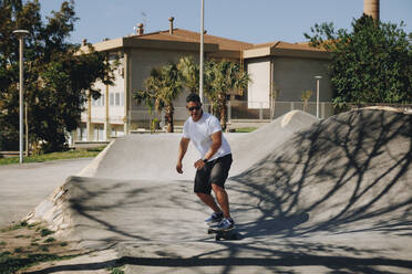 Mann verbringt seine Freizeit mit Skateboarding im Park - MRRF02684