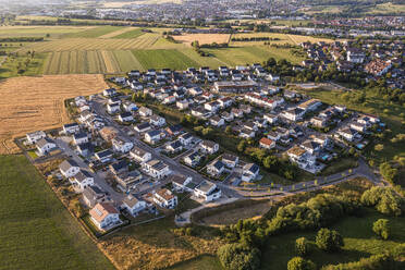 Deutschland, Baden-Württemberg, Sussen, Luftaufnahme eines modernen Vorortes - WDF07338